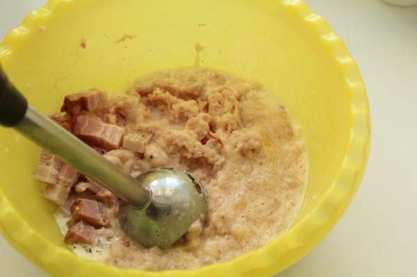 Измельчаем массу блендером. Измельчаем массу блендером.