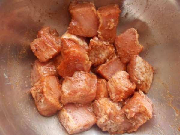 Мясо посолить, добавить паприку и кориандр, влить столовую ложку масла. Все хорошо перемешать и отставить в сторону. Мясо посолить, добавить паприку и кориандр, влить столовую ложку масла. Все хорошо перемешать и отставить в сторону.