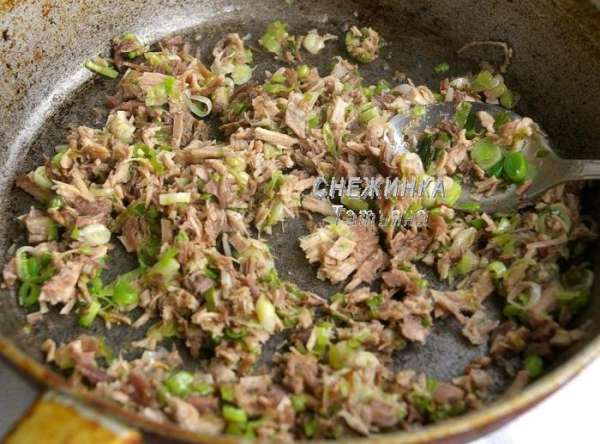 Для мясной начинки порей нарезаем колечками. Разогреваем в сковороде растительное масло, томим порей до мягкости. Отварное мясо нарезаем, добавляем к луку, держим на огне пару минут, помешивая, солим, перчим по вкусу. Мясная начинка готова. Для мясной начинки порей нарезаем колечками. Разогреваем в сковороде растительное масло, томим порей до мягкости. Отварное мясо нарезаем, добавляем к луку, держим на огне пару минут, помешивая, солим, перчим по вкусу. Мясная начинка готова.