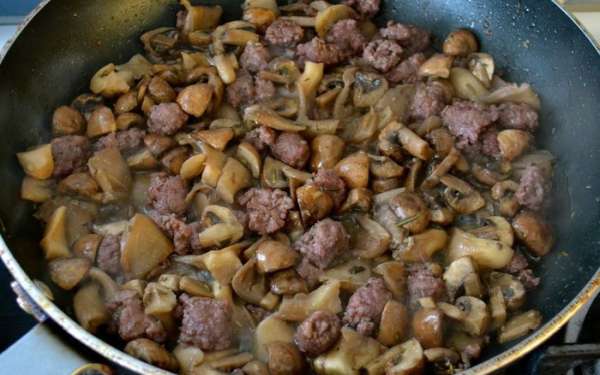 Как только вино испариться добавить грибы. Посолить и поперчить по вкусу, накрыть сковороду крышкой и готовить около 15 минут на небольшом огне. Затем оставить в сторону. Как только вино испариться добавить грибы. Посолить и поперчить по вкусу, накрыть сковороду крышкой и готовить около 15 минут на небольшом огне. Затем оставить в сторону.