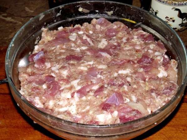Затем меньше половины мяса оставляем для начинки, а большую часть пропускаем на мясорубке вместе с салом. Оставшееся мясо добавляем в фарш и хорошо перемешаем начинку. Можно попробовать на наличие соли и добавить еще, если вам показалось количество недостаточным.