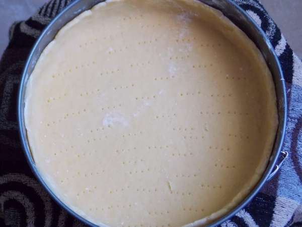Тесто раскатать на посыпанном мукой столе, выложить в форму, формируя бортики, наколоть вилкой и охладить в течение часа. Тесто раскатать на посыпанном мукой столе, выложить в форму, формируя бортики, наколоть вилкой и охладить в течение часа.