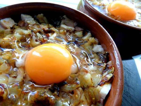 Накрываем ненадолго (пока не прогреются горшочки) крышками или фольгой и отправляем в духовку минут на 40.