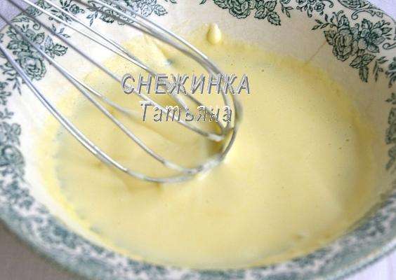 В мисочке соединяем желток и сливки. Ставим на водяную баню, и, помешивая венчиком, доводим до загустения. Растапливаем сливочное масло и горячее масло вливаем в соус, помешивая венчиком. Держим ещё немного на водяной бане и снимаем. В мисочке соединяем желток и сливки. Ставим на водяную баню, и, помешивая венчиком, доводим до загустения. Растапливаем сливочное масло и горячее масло вливаем в соус, помешивая венчиком. Держим ещё немного на водяной бане и снимаем.