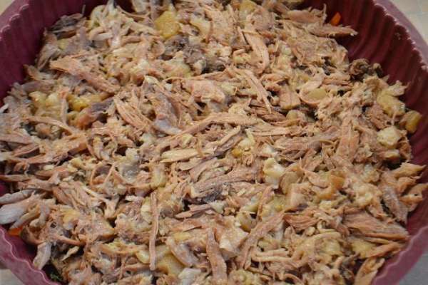 Аккуратно уложить мясо на овощи,ложкой слегка прижать. И аккуратно вылить бульон на мясо. Чтобы рисунок не размылся лучше лить на ложку. Убрать форму в холодильник до застывания. Аккуратно уложить мясо на овощи,ложкой слегка прижать. И аккуратно вылить бульон на мясо. Чтобы рисунок не размылся лучше лить на ложку. Убрать форму в холодильник до застывания.