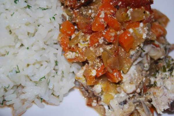 Получилось по-голубцовски вкусно! :) Хочу отметить, что фото таких блюд получаются не очень (вам это тоже,наверное,знакомо :)) Есть многие блюда,особенно мясные, да и рыбные тоже,которые такие вкусные и красивые в жизни,а вот на фото... 
Так что не обижайтесь,если что... :)