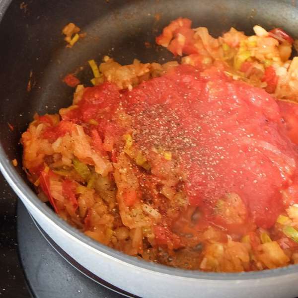 Вливаем протертые томаты и прогреваем еще минуты 2. Солим и перчим по вкусу.