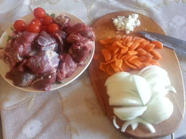 Мясо баранины промыть, обсушить бумажным полотенцем и нарезать порционными кусками. Я режу примерно 3×3 см, это минимальный размер для этого блюда. Репчатый лук и морковь нарезать полукольцами толщиной не менее 3 мм. Чеснок нарезать лепестками. Свежего сельдерея в моем холодильнике не нашлось, заменю сушенным. Его следует нарезать ломтиками средней толщины. Мясо баранины промыть, обсушить бумажным полотенцем и нарезать порционными кусками. Я режу примерно 3×3 см, это минимальный размер для этого блюда. Репчатый лук и морковь нарезать полукольцами толщиной не менее 3 мм. Чеснок нарезать лепестками. Свежего сельдерея в моем холодильнике не нашлось, заменю сушенным. Его следует нарезать ломтиками средней толщины.