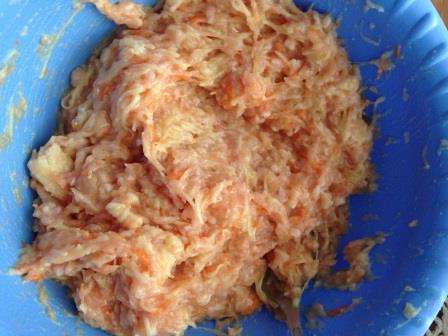 Добавить овощи, хлеб горчицу и соль по вкусу к фаршу. Тщательно перемешать. Добавить овощи, хлеб горчицу и соль по вкусу к фаршу. Тщательно перемешать.