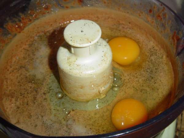 нарезаем небольшими кусочками и пропускаем через мясорубку или используем кухонный процессор. К измельченной печени добавляем соль, перец, яйца, муку и все тщательно перемешиваем. Тесто должно быть густое, как на оладьи, поэтому при необходимости нужно еще добавить муки. нарезаем небольшими кусочками и пропускаем через мясорубку или используем кухонный процессор. К измельченной печени добавляем соль, перец, яйца, муку и все тщательно перемешиваем. Тесто должно быть густое, как на оладьи, поэтому при необходимости нужно еще добавить муки.