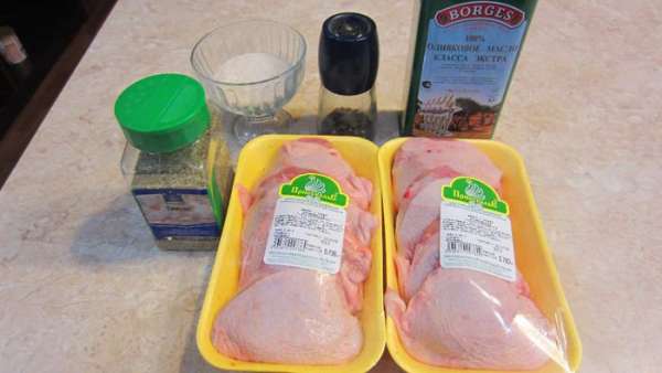 Для изменения вкуса (как вариант) можно использовать сок лимона или вино, но именно вариант непосредственно по рецепту лучшим образом передает вкус темного мяса курицы. Одним из лучших гарниров в этом случае будет отваренный рис.