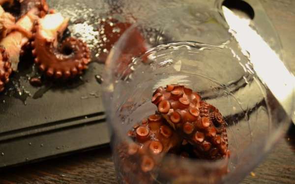 Уложить осьминога в бутылку, стараясь складывать кусочки как можно плотнее. Уложить осьминога в бутылку, стараясь складывать кусочки как можно плотнее.