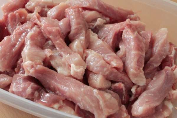 Мясо нарезать поперек волокон пластинами толщиной 1-1,5 см,а затем длинными тонкими полосками,слегка поперчить и посолить,перемешать,отставить в сторону.