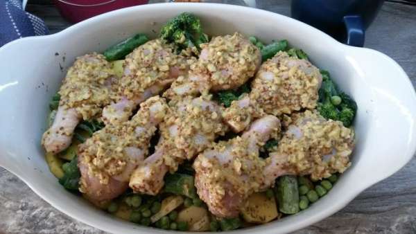 На овощи выкладываем кусочки курицы. Весь оставшийся в чашке маринад смазываем на голени.
На овощи выкладываем кусочки курицы. Весь оставшийся в чашке маринад смазываем на голени.