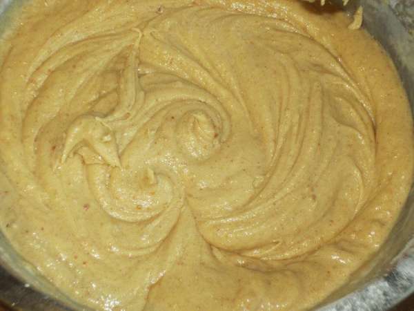 Тонкой струйкой влить молоко и тщательно перемешать. 