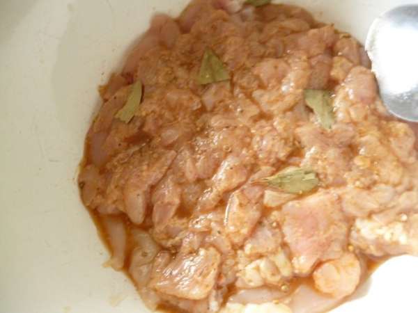 Отправляем в маринад мелко нарезанное мясо,хорошо перемешиваем,добавляем несколько кусочков лаврового листа. Отправляем в маринад мелко нарезанное мясо,хорошо перемешиваем,добавляем несколько кусочков лаврового листа.