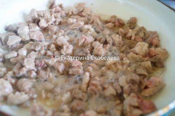 На сковороде разогреем растительное масло и обжарим мясо, но не сильно, чтобы оно не зажаривалось, а только слегка тушилось.