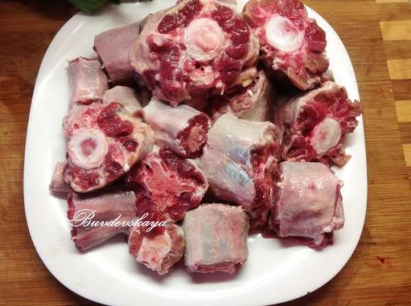 Бычьи хвосты нарезать на куски (по суставам) шириной 3-5 см, тщательно промыть под холодной водой. 