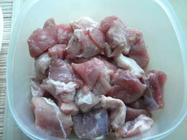 Нарезаем мясо.