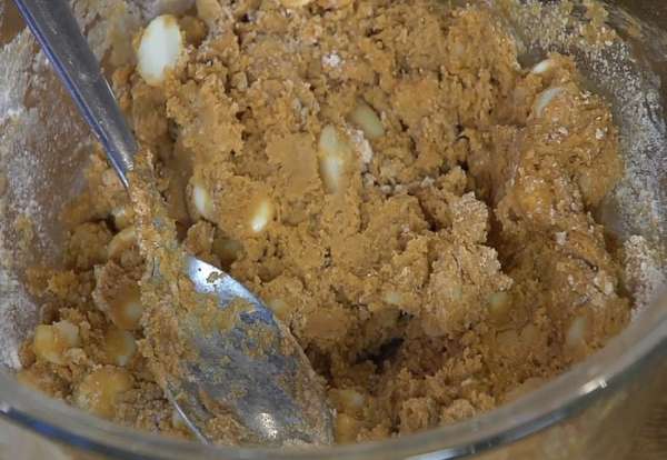 Соединить муку с кофейной массой, орехами и белым шоколадом, вымешать тесто.