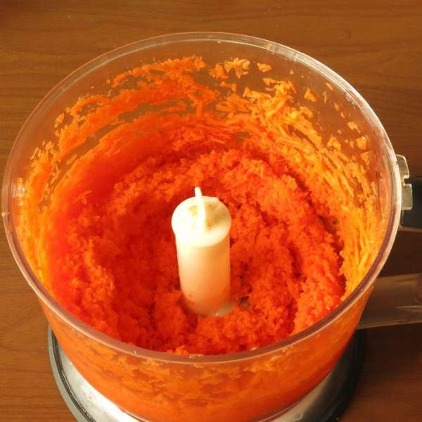 Измельчаем морковь.