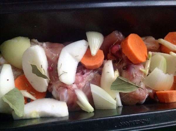 Вытащить из духовки форму, достать мясо и дать ему остыть. Разобрать при помощи двух вилок на волокна.
