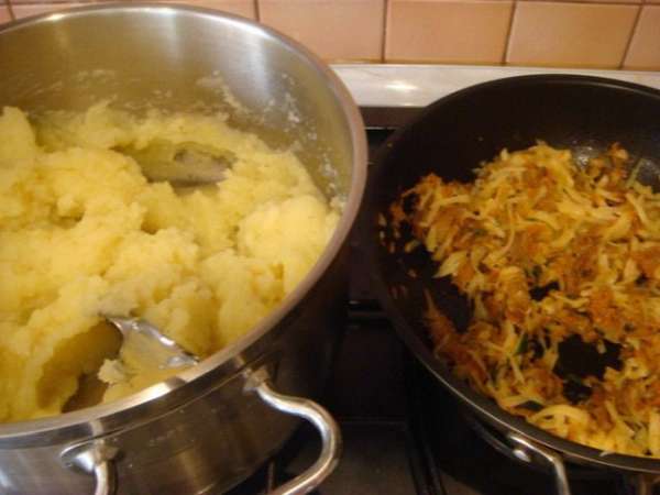 Отварить картофель (у меня 5 крупных) слить воду, пюрировать толкушкой, оставить остывать.
Морковь на средней терке+лук порезать помельче и на сковороду. Туда же порезанные грибы, перемешивая, обжарить. Можно добавить чеснок 1 дольку. Выключить и дать остыть, потом добавить натертый на крупной терке тв. сыр на ваш вкус, начинка готова.
В остывшее пюре добавить яйцо, соль и муку.