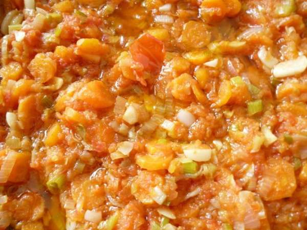 В сковородке с оливковым маслом сначала обжарим кусочки курицы,сложим их в казан,а затем на сковороду отправляем морковь с луком и слегка обжарим минуты 3- 4,добавим чеснок и еще обжарим 1минуту,затем добавим натертые помидоры и тушим минут 10,что бы испарилась немного жидкость и помидоры приобрели аромат.Выкладываем готовую смесь к мясу,добавляем немного воды и тушим на медленном огне 20-25минут(до полуготовности мяса).