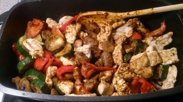 Добавляем жареные овощи, курицу и аккуратно перемешиваем. Добавляем жареные овощи, курицу и аккуратно перемешиваем.
