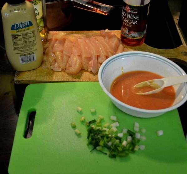 Вскипятить воду для вермешели. Нарезать куриные грудки на длин.тонкие полоски.Очистить чеснок и выдавить в миску.Добавить горчицу,томат.пасту,винный уксус и бульон,все перемешать.Промыть и обсушить зелен.лук.Зеленые стебли мелко нарезать и отложить в сторону,белые головки нарезать тонкими кольцами,отложить в сторону. Вскипятить воду для вермешели. Нарезать куриные грудки на длин.тонкие полоски.Очистить чеснок и выдавить в миску.Добавить горчицу,томат.пасту,винный уксус и бульон,все перемешать.Промыть и обсушить зелен.лук.Зеленые стебли мелко нарезать и отложить в сторону,белые головки нарезать тонкими кольцами,отложить в сторону.