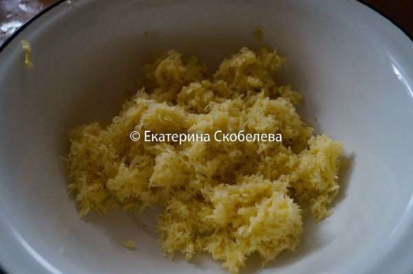Смазать мелкую терку немного подсолнечным маслом и натереть на ней картофель. За счет масла картофель не будет так сильно липнуть.