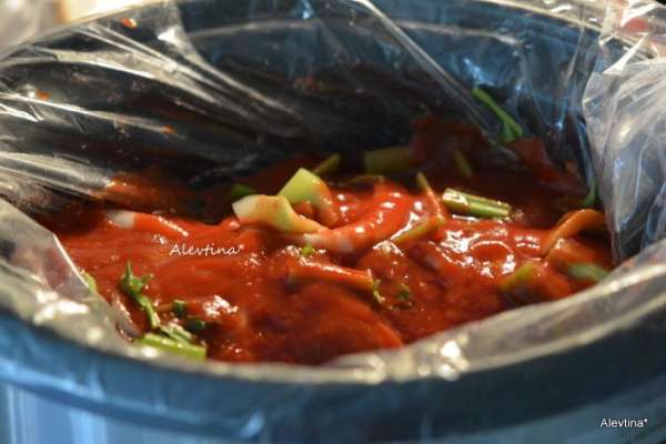 Лук нарезать кольцами, сельдерей кусочками.
Медленнолварку смазать маслом, я использую пакет для готовки в медленноварке, выложить куски говядины, чередуя лук, сельдерей, соус томатный.
Закрыть крышкой, поставить медленный режим 8 часов.