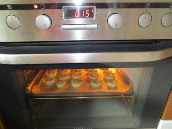 Выпекаем в духовке при 200 ° C 15-20 мин. до золотистого цвета.