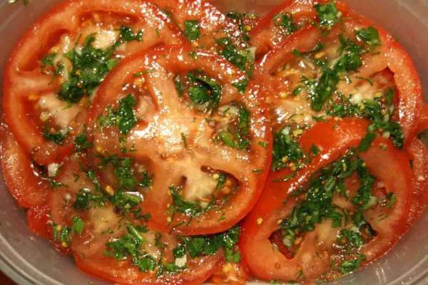 Складываем помидоры слоями, перемазываем каждый кусочек маринадом. Закрываем пищевой пленкой или крышкой, зависит от посуды. И отправляем в холодильник на 30 минут. Через 30 минут закуска готова. Если подержать подольше, то будет еще вкусней) 