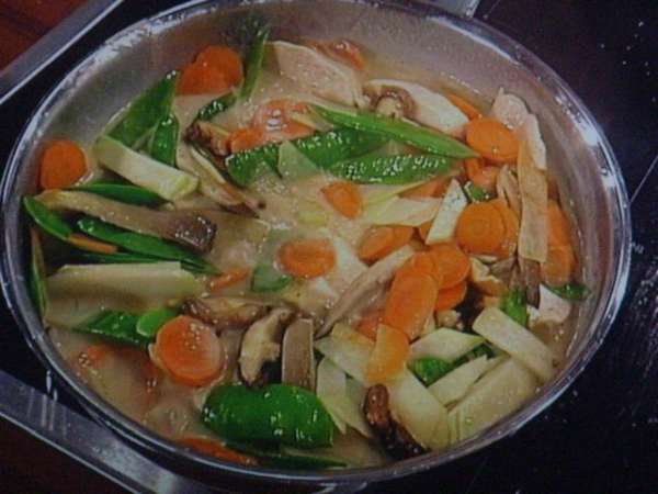 овощи. Солим и перчим по вкусу. Даём увариться соусу и проготовиться нашим овощам (не перевариваем !!!)