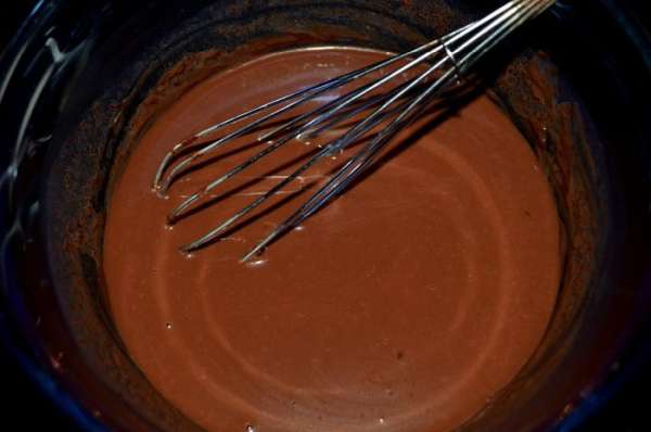 Разогреть духовку на 180 гр.
Смазать круглую форму (bundt pan на 10 стаканов) маслом или сбрызнуть сливочным спреем. Отставить в сторону.
Шоколад растопить на водяной бане,дать остыть 5 мин. Добавить вино и молоко. Отставить в сторону.