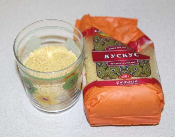 Приготовить половину стакана кускуса, согласно инструкции на упаковке.
