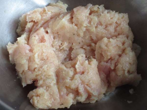 Куриное филе измельчить блендером или мясорубкой. Добавить соль, перец, майоран, пармезан и хорошо перемешать.