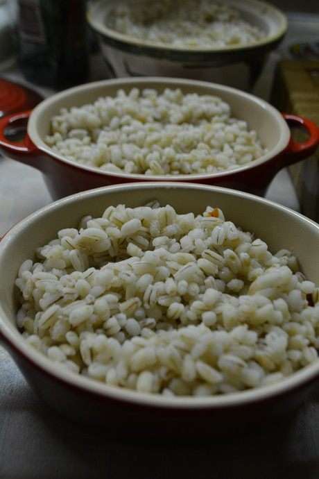 На мясо выложить кашу.