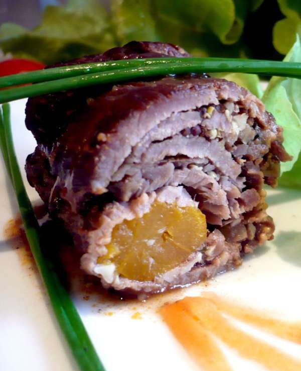 Когда рулеты готовы, достаем мясо из жаровни, снимаем кулинарную нить, соус процеживаем через сито и ставим на огонь, доводим до кипения, добавляем разведенный в паре ложек холодной воды крахмал, и, помешивая, доводим до кипения и загустения. Снимаем с огня, выкладываем в соус наши рулеты. Подаем с любимым гарниром или салатом. Приятного аппетита!