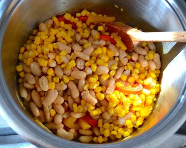 Затем добавьте в кастрюлю вареную фасоль, промытую консервированную кукурузу.