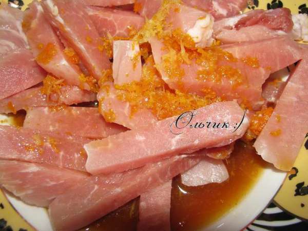 Свининку режем брусочками. Заливаем маринадом, накрываем пищевой пленкой, отправляем в холодильник минимум на 30 минут. Свининку режем брусочками. Заливаем маринадом, накрываем пищевой пленкой, отправляем в холодильник минимум на 30 минут.