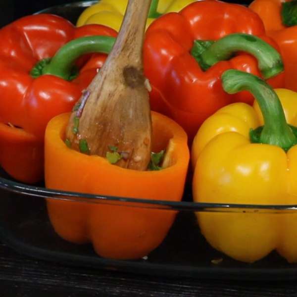  Наполнить начинкой перцы и накрыть 'крышечкой'. Выложить в форму.