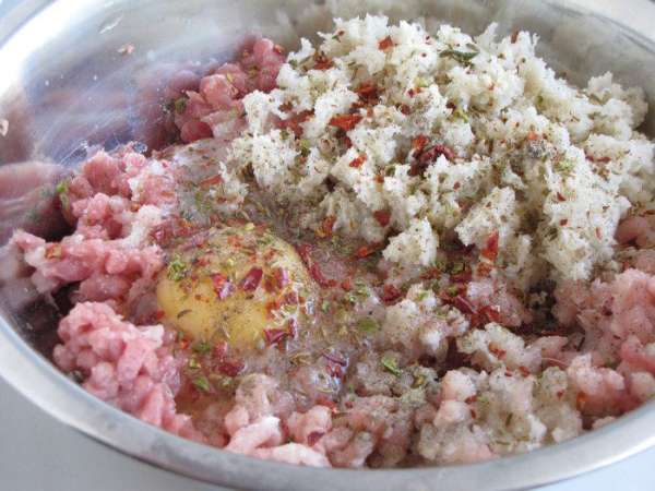 Соединить в миске мясной фарш, размоченный в молоке хлеб, яйцо. Добавить растертую в ступке зиру, паприку. Посолить и поперчить по вкусу. Вымешать фарш и сформировать небольшие шарики. Обвалять их в манной крупе. Соединить в миске мясной фарш, размоченный в молоке хлеб, яйцо. Добавить растертую в ступке зиру, паприку. Посолить и поперчить по вкусу. Вымешать фарш и сформировать небольшие шарики. Обвалять их в манной крупе.