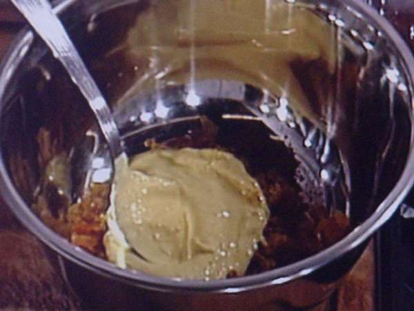 Смешать майонез с каперами и анчоусами и оливковой пастой. Смешать майонез с каперами и анчоусами и оливковой пастой.