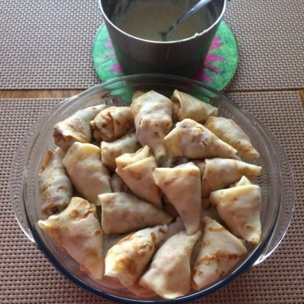 И так крутим все наши блины, пока не закончится фарш, либо не заполнится форма, не забывая укладывать сливочное масло между слоями.
Из данного количества ингредиентов у меня получилась полной стеклянная форма/кастрюля диаметром 22 см. Осталось блинов 5, фарш и соус использовала полностью. И так крутим все наши блины, пока не закончится фарш, либо не заполнится форма, не забывая укладывать сливочное масло между слоями.
Из данного количества ингредиентов у меня получилась полной стеклянная форма/кастрюля диаметром 22 см. Осталось блинов 5, фарш и соус использовала полностью.