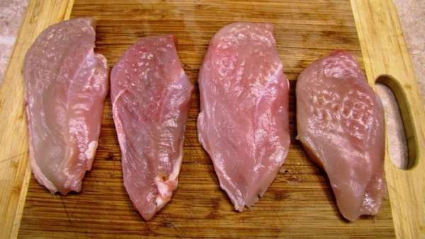 Отрежьте от копченого мяса ломтик.