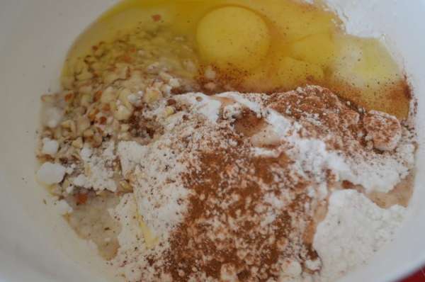 Смешиваем мягкое сливочное масло с миндалем, мукой, сахаром, яйцом и специями (или сок и цедру 1/2) лимона. Смешиваем мягкое сливочное масло с миндалем, мукой, сахаром, яйцом и специями (или сок и цедру 1/2) лимона.