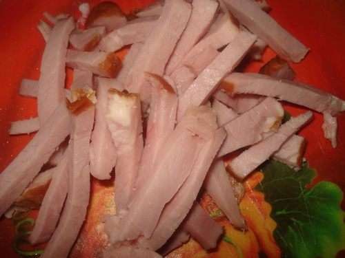 Сельдерей мелкими кусочками поперек.
