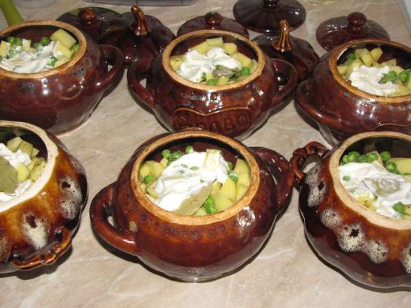 Добавить мясной бульон по вкусу. Если хотите жаркое пожиже, то добавьте бульона побольше, примерно до половины горшочка. Вместо бульона можно взять воду. Сверху положите 1 ст. л. сметаны и лавровый лист. Запекайте в духовке 200 град около 30 минут, до готовности картофеля. Добавить мясной бульон по вкусу. Если хотите жаркое пожиже, то добавьте бульона побольше, примерно до половины горшочка. Вместо бульона можно взять воду. Сверху положите 1 ст. л. сметаны и лавровый лист. Запекайте в духовке 200 град около 30 минут, до готовности картофеля.